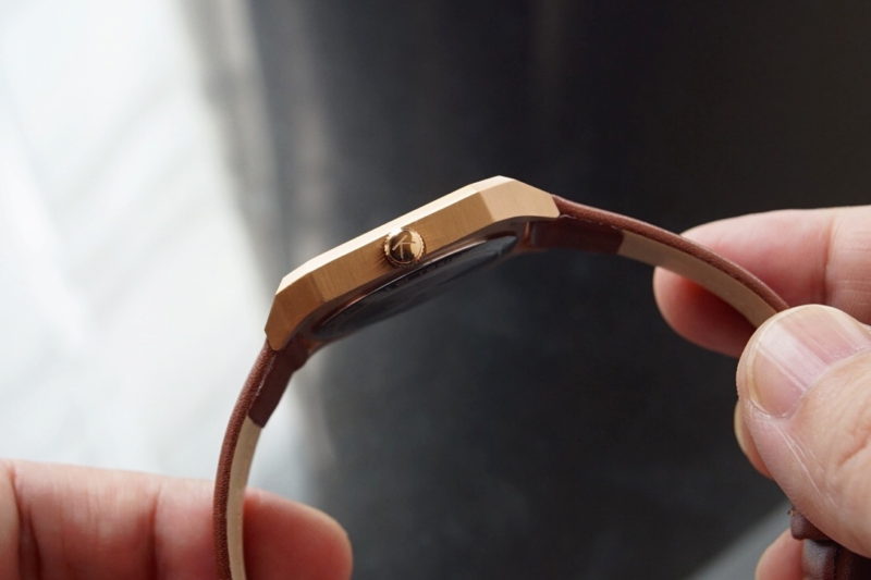 KYOMOウォッチ　『1J』　サイドより　厚さチェック